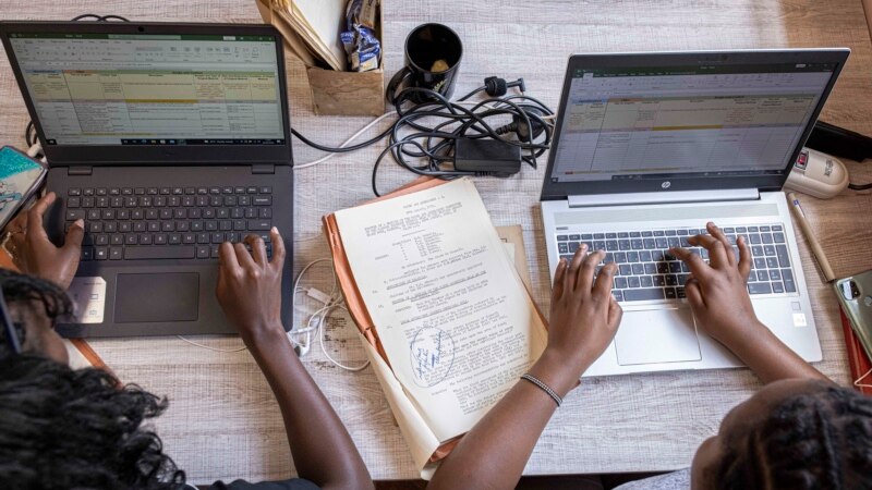 Au Liberia, apprendre l'informatique à l'arrière du bus