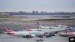 Sejumlah pesawat milik maskapai American Airlines berada di landasan Terminal B di Bandara LaGuardia New York, pada 11 Januari 2023. (Foto: AP/Seth Wenig)