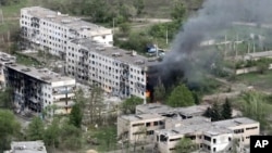 Rekaman dari pesawat nirawak yang diperoleh the Associated Press memperlihatkan Desa Ocheretyne yang menjadi target serangan pasukan Rusia di Wilayah Donetsk, bagian timur Ukraina, Sabtu, 4 Mei 2024. (Foto: Kherson/Green via AP)