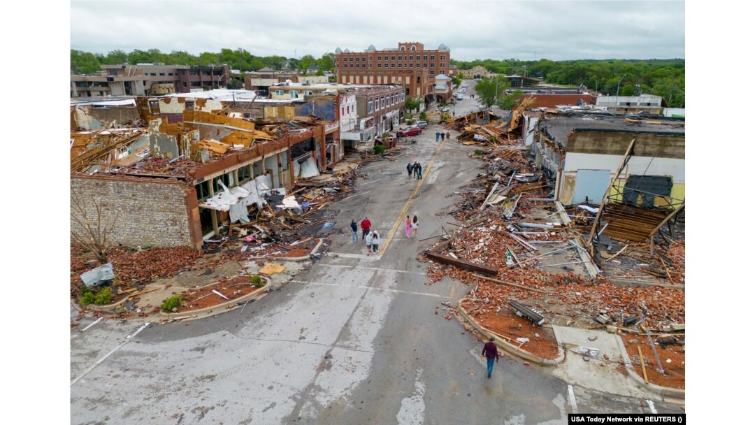 Los edificios dañados se ven en una fotografía aérea después de que la ciudad fuera azotada por un tornado la noche anterior en Sulphur, Oklahoma, EEUU, 28 de abril de 2024. Bryan Terry/The Oklahoman/USA Today Network vía REUTERS NO HAY REVENTAS. SIN ARCHIVOS. CRÉDITO OBLIGATORIO