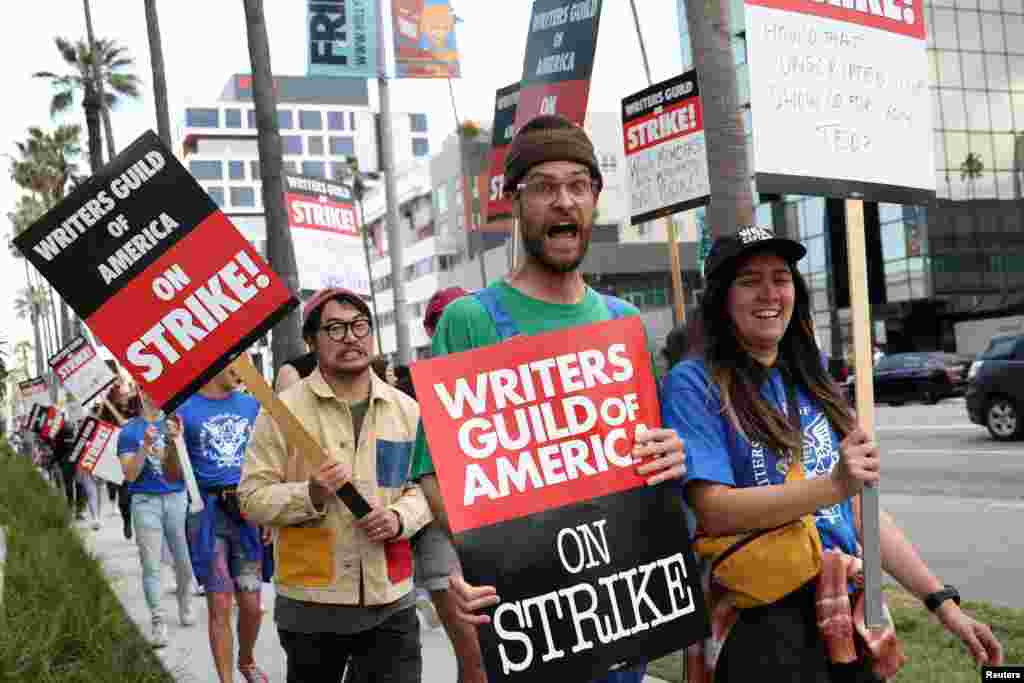 Оскаровците Даниел Кван и Даниел Шајнерт маршираат со членовите на Здружението на писатели на Америка пред студиото Сансет Бронсон и студиото Нетфликс, откако синдикалните преговарачи повикаа на штрајк за филмските и телевизиските писатели, во Лос Анџелес, Калифорнија, 3 мај 2023 година.