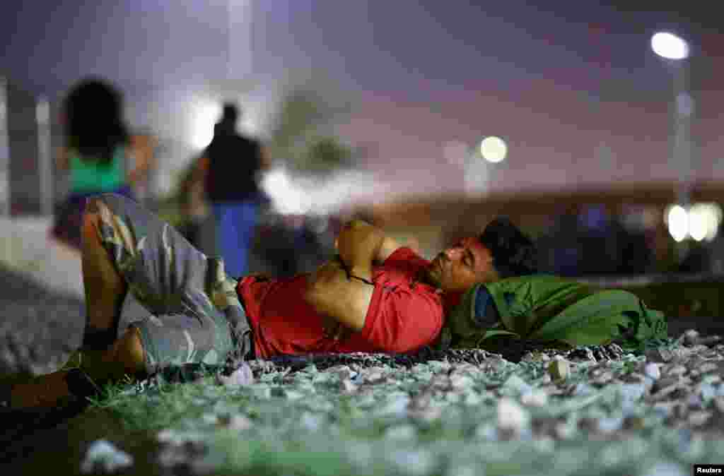 Mientras unos buscaban información de un supuesto asilo en Estados Unidos, otros descansaban en el suelo cerca del muro fronterizo en Ciudad Juárez, México.