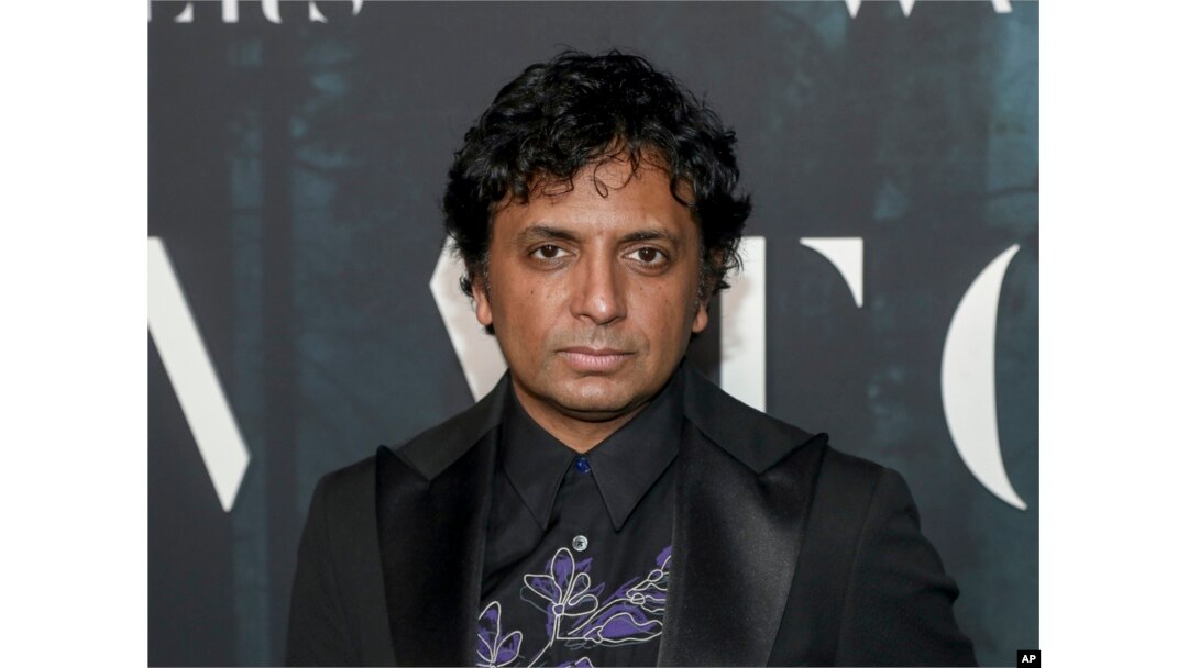 Produser M. Night Shyamalan di acara pemutaran perdana film "The Watchers" di New York. (dok: Andy Kropa/Invision/AP)