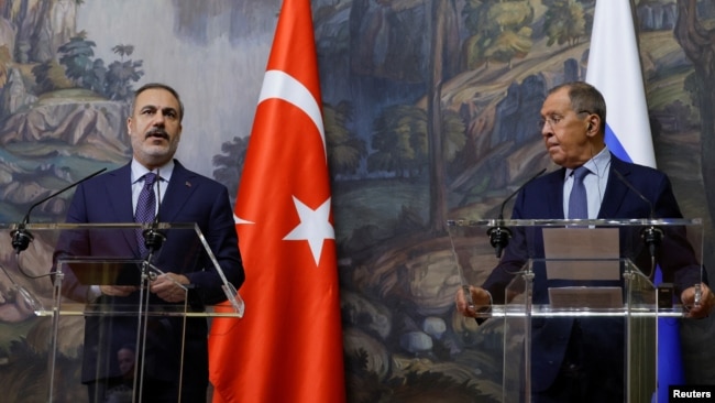 Russian Foreign Minister Sergei Lavrov, right, and Turkish Foreign Minister Hakan Fidan hold a press conference in Moscow, Aug. 31, 2023. Media reports say the Turkish minister expressed support for U.N. proposals to revive the Black Sea grain deal.