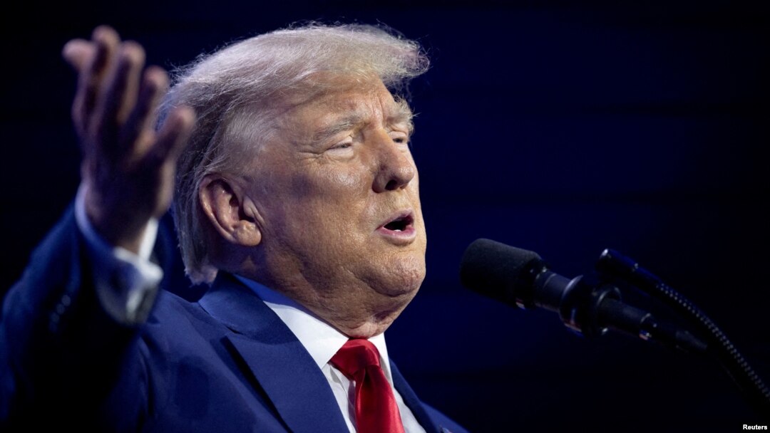 El expresidente de Estados Unidos y candidato presidencial republicano Donald Trump hace gestos mientras habla durante la Conferencia de Acción Turning Point en West Palm Beach, Florida, Estados Unidos, el 15 de julio de 2023.