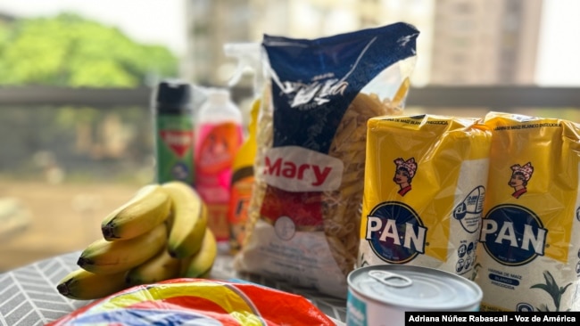 Compra de 24$ en un supermercado de Caracas: detergente, desinfectante, insecticida, bananos, pasta, dos latas de atún y dos kilos de harina