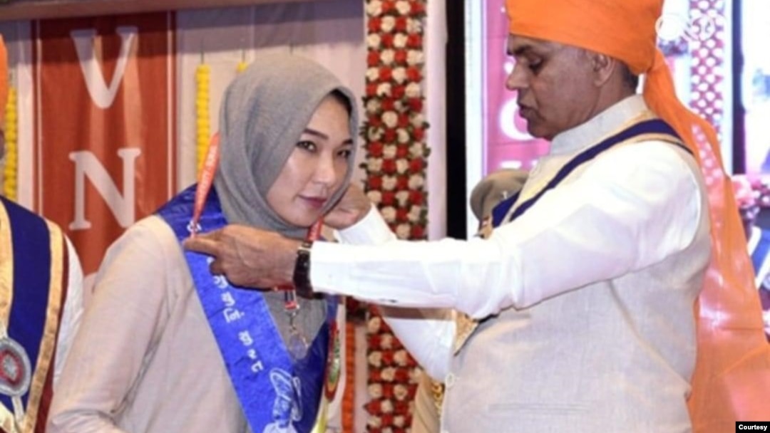Razia Muradi receiving a gold medal for her accomplishments in a master's course in Public Administration at Veer Narmad South Gujarat University in India. (Photo courtesy Razia Muradi)
