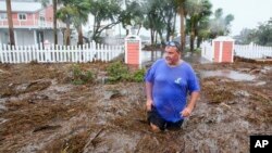 Daniel Dickert berjalan di depan rumahnya pasca Sungai Steinhatchee meluap akibat datangnya Badai Idalia di kota Steinhatchee, Florida Rabu, 30 Agustus 2023. 