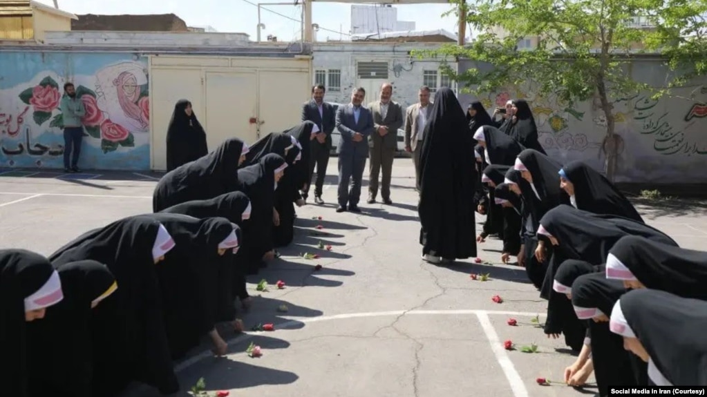 تصویر بازدید شهردار زنجان از یک مدرسه قرآنی که مسئولان آن، دختران را با پوشش حجاب اجباری مجبور کرده‌اند تا در مقابل او تعظیم کنند