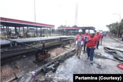 Erry Widiastono, Direktur Logistik & Infrastruktur Pertamina Persero beserta jajaran mengunjungi langsung lokasi insiden di Terminal Bahan Bakar Plumpang, Sabtu (4/3). (Foto: Pertamina)