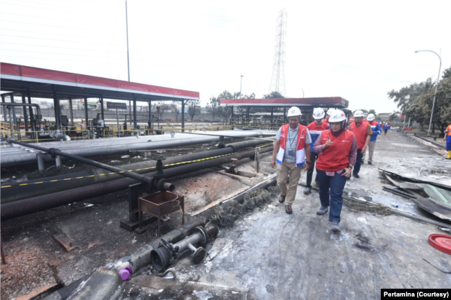 Erry Widiastono Direktur Logistik & Infrastruktur Pertamina Persero beserta jajaran mengunjungi langsung lokasi insiden di Terminal Bahan Bakar Plumpang, Sabtu (4/3). (Foto: Pertamina)