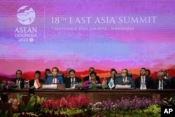 Presiden Joko Widodo menyampaikan sambutannya saat mendengarkan Presiden Bangladesh Mohammed Shahabuddin, kelima dari kanan, pada KTT Asia Timur di KTT ASEAN di Jakarta, Kamis, 7 September 2023. (Yasuyoshi Chiba/Pool via AP)