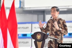 Jokowi saat meresmikan pabrik sel baterai terbesar di Asia Tenggara PT Hyundai-LG Indonesia (HLI) Green Power di Karawang, Rabu (3/7).