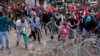Protestuesit në Bejrut përpiqen të heqin një pengesë me tela me gjemba në rrugën që të çon drejt ambasadës amerikane (18 tetor 2023)