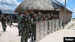 ARCHIVO - Un grupo de efectivos militares en el marco de la Operación Autana 2023 desplegada en el estado Amazonas, en el sur de Venezuela.