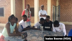 Crianças, adolescentes e adultos no Lar Kudielela, Malanje, Angola