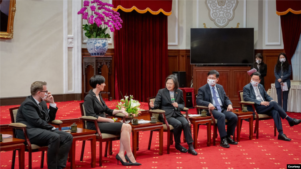 台湾总统蔡英文2023年3月27日与到访的捷克众议院议长阿达莫娃会面。（台湾总统府照片）(photo:VOA)