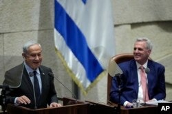 کوین مک‌کارتی، رئیس مجلس نمایندگان ایالات متحده، در کنار بنیامین نتانیاهو، نخست‌وزیر اسرائیل، در پارلمان اسرائیل