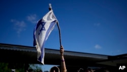 Un argentino que quedó atrapado en la guerra entre Israel y Hamas llega al aeropuerto de Buenos Aires, Argentina, el domingo 15 de octubre de 2023. (Foto AP/Natacha Pisarenko)