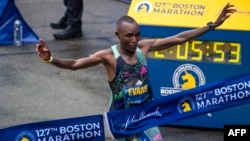 Evans Chebet, 34 ans, du Kenya, prend la première place dans la course des hommes lors du 127e marathon de Boston à Boston, Massachusetts, le 17 avril 2023.