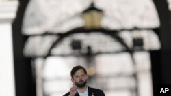 El presidente chileno Gabriel Boric habla durante una ceremonia que conmemora el 50 aniversario del golpe militar de 1973, en el palacio presidencial de La Moneda en Santiago, Chile, el 11 de septiembre de 2023.