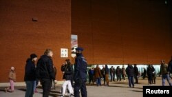 حضور پلیس در اطراف استادیوم محل برگزاری مسابقه میان تیم‌های ملی فوتبال بلژیک و سوئد در بروکسل پس از حادثه تیراندازی