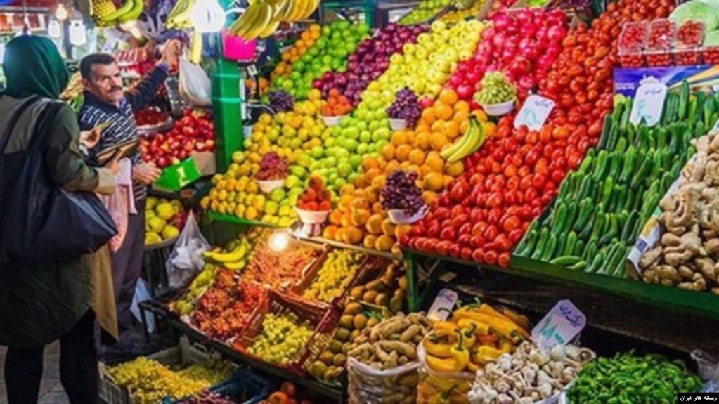 یک فعال صنفی می‌گوید امسال مردم کمتر میوه می‌خرند.