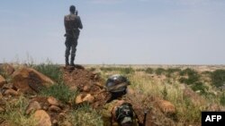 Depuis fin juillet le Niger est dirigé par un régime militaire. Mais les attaques jihadistes se poursuivent. Fin janvier, 22 civils ont été tués dans une attaque contre le village de Motogatta, située à une centaine de km au nord de Niamey. (Photo de Boureima HAMA / AFP)