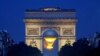 Kaldron (cauldron) Olimpiade dan monumen Arc de Triomphe terlihat setelah matahari terbenam selama Olimpiade di Paris, Prancis. (Reuters)&nbsp;