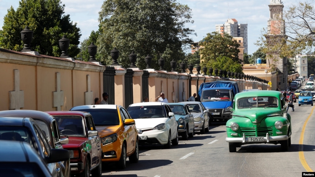 ARCHIVO - Una fila de automóviles espera para adquirir combustible después de que el gobierno pospuso un aumento de cinco veces en los precios de la gasolina para el 1 de febrero, según la viceministra de Economía, Mildrey Granadillo. La Habana, Cuba, el 31 de enero de 2024. 