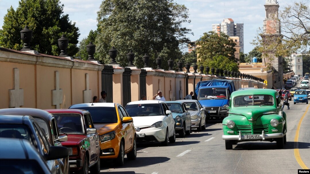 ARCHIVO - Una fila de automóviles espera para adquirir combustible después de que el gobierno pospuso un aumento de cinco veces en los precios de la gasolina para el 1 de febrero, según la viceministra de Economía, Mildrey Granadillo. La Habana, Cuba, el 31 de enero de 2024. 