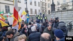  استقبال مخالفان جمهوری اسلامی از تائید حکم حبس ابد حمید نوری در استکهلم-پایتخت سوئد.