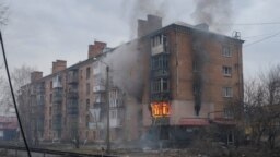 우크라이나 동부 도네츠크 주 격전지 바흐무트 시내 건물에서 27일 러시아군 공습 직후 화염과 연기가 솟아오르고 있다.