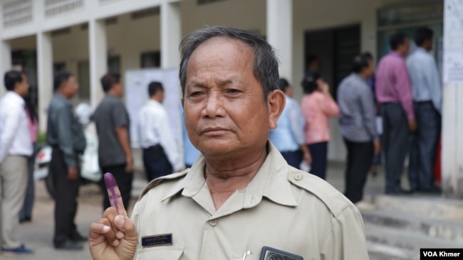 លោក ស្រី ប៊ុនឃីន ចៅ​សង្កាត់​រង​ទី២​នៃ​សង្កាត់​ជ័យ​ជំនះ ខណ្ឌ​ដូនពេញនៃ​គណបក្ស​ឆន្ទៈខ្មែរ លើក​ដៃ​បង្ហាញ​ដៃ​ដែល​ជ្រលក់​ទឹក​ថ្នាំ​នៅ​មណ្ឌល​បោះឆ្នោត​វិទ្យាល័យ​ប៊ុនរ៉ានី​វត្តភ្នំ ក្នុង​រាជធានី​ភ្នំពេញ នា​ថ្ងៃទី​២៦ ខែ​ឧសភា ឆ្នាំ​២០២៤។ (ស៊ឹម ចាន់សំណាង/វីអូអេ)