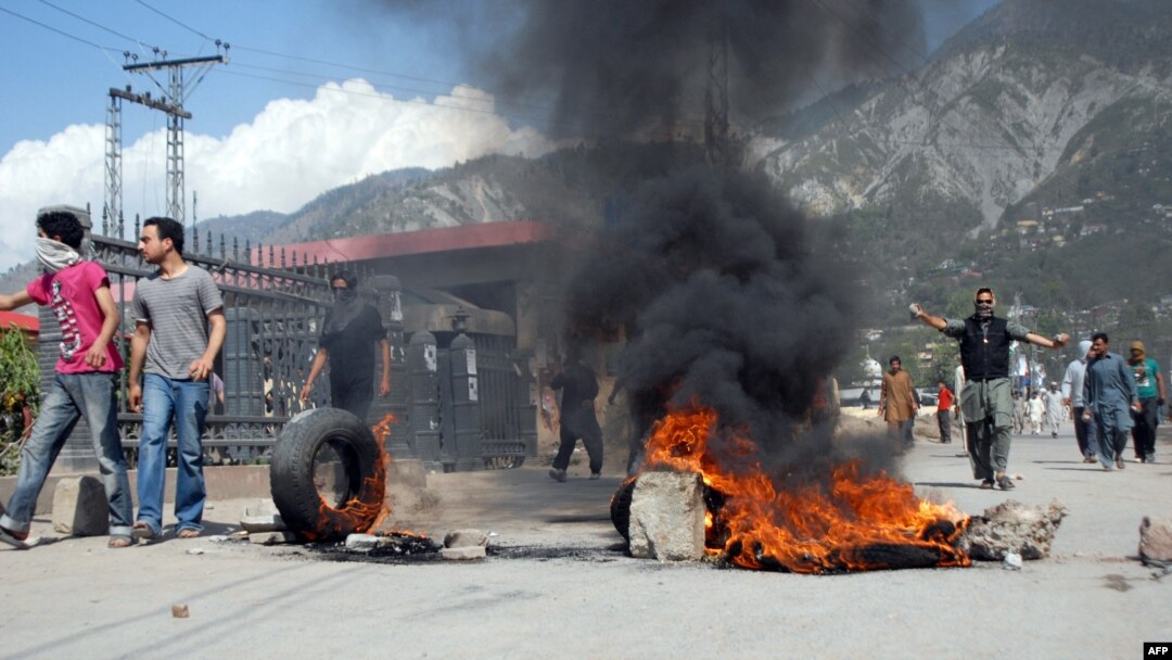 پاکستان کے زیر انتظام کشمیر میں بجلی کی قیمتوں میں کمی اور آٹے کی سبسیڈی کے لیے مظاہروں کے دوران ٹائر جلائے گئے اور تشدد کے واقعات ہوئے۔ 11 مئی 2024