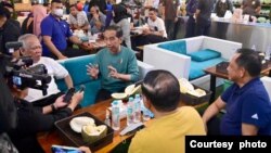 Presiden Joko Widodo memboyong beberapa menteri dan anggota Paspampres ke Durian Si Bolang, Medan hari Selasa malam (16/5). 