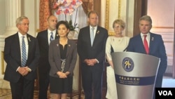 美国联邦众议院外交委员会主席麦考尔 （Michael McCau 右一）5月27日在台湾外交部举行的记者会上讲话。（美国之音特约记者杨安拍摄） 