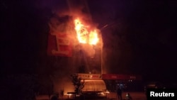 Vatrogasci gase požar u supermarketu nakon ruskog napada na Odesu, 14. august 2023.
