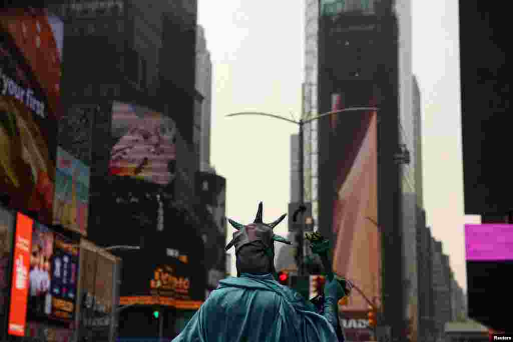 En Times Square, los artistas callejeros siguen buscando entretener a los visitantes durante la alerta ambiental por la polución causada por los fuertes incendios en Canadá. 