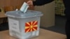 Jedno od glasačkih mesta u Skoplju, glavnom gradu Severne Makedonije (Foto: Toshe Ognjanov (VOA)