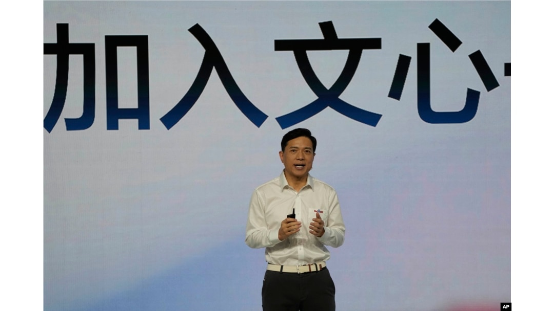 资料照:百度总裁李彦宏展示人工智能聊天机器人文心一言。(2023年3月16日)