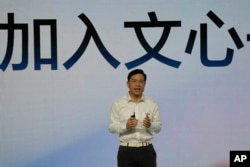 资料照：百度总裁李彦宏展示人工智能聊天机器人文心一言。（2023年3月16日）