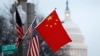 Bendera China dan AS berkibar di sepanjang Pennsylvania Avenue dekat Gedung DPR AS selama kunjungan Presiden China Hu Jintao pada 18 Januari 2011. (Foto: Reuters)