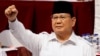 Menteri Pertahanan Prabowo Subianto yang merupakan mantan Jenderal Kopassus memberi isyarat saat menghadiri Rakernas Pimpinan Partai Gerindra, di Bogor, 12 Agustus 2022. (Foto: REUTERS/Willy Kurniawan)
