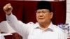 Menhan Prabowo Subianto yang merupakan mantan Jenderal Kopassus memberi isyarat saat menghadiri Rakernas Pimpinan Partai Gerindra, di Bogor, 12 Agustus 2022. (Foto: REUTERS/Willy Kurniawan)