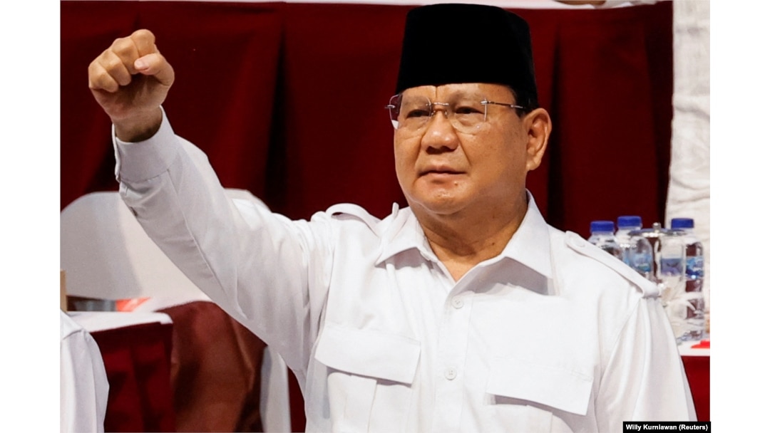 Menhan Prabowo Subianto yang merupakan mantan Jenderal Kopassus memberi isyarat saat menghadiri Rakernas Pimpinan Partai Gerindra, di Bogor, 12 Agustus 2022. (Foto: REUTERS/Willy Kurniawan)