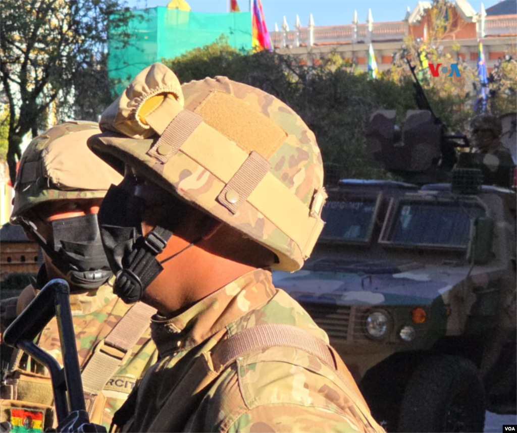 Varias tanquetas militares y un grupo de soldados se desplegaron en la Plaza Murillo, la principal de La Paz.