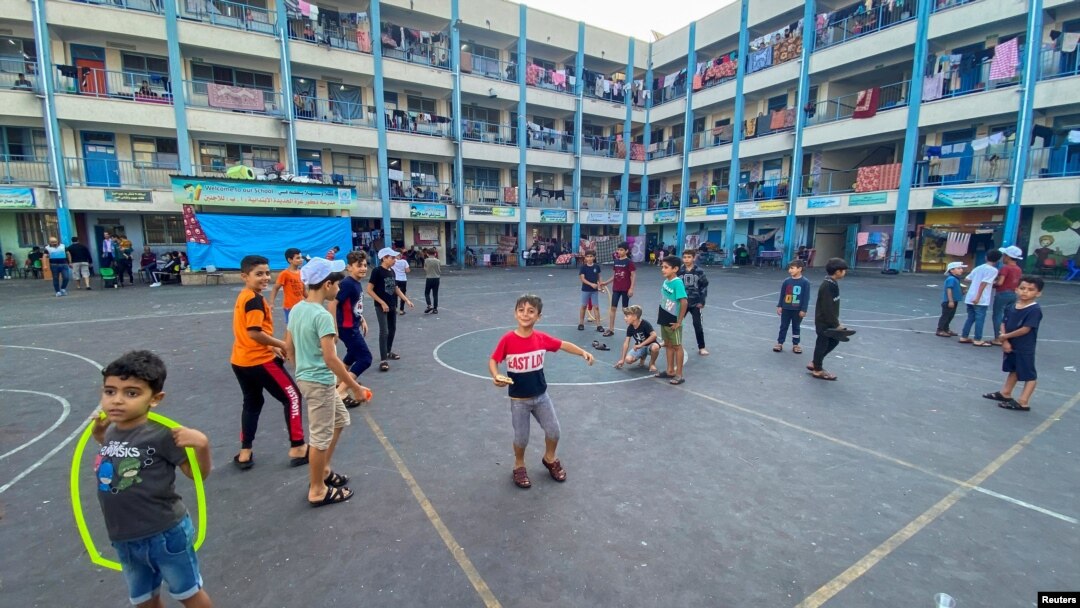 Anak-anak Palestina, yang meninggalkan rumah mereka akibat serangan Israel, bermain di sekolah yang dikelola PBB, di Kota Gaza, 12 Oktober 2023. (REUTERS/Arafat Barbakh)