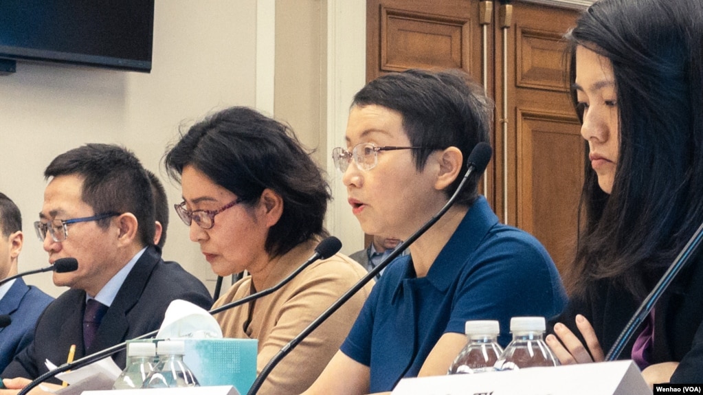中国被捕入狱律师丁家喜的妻子罗胜春（右二）与失踪律师高智晟的妻子耿和（左二）在美国国会听证会上作证（2023年4月20日）(photo:VOA)