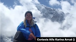 Alpinista Alfa Karina Arrué, la primera salvadoreña en escalar el monte Everest.